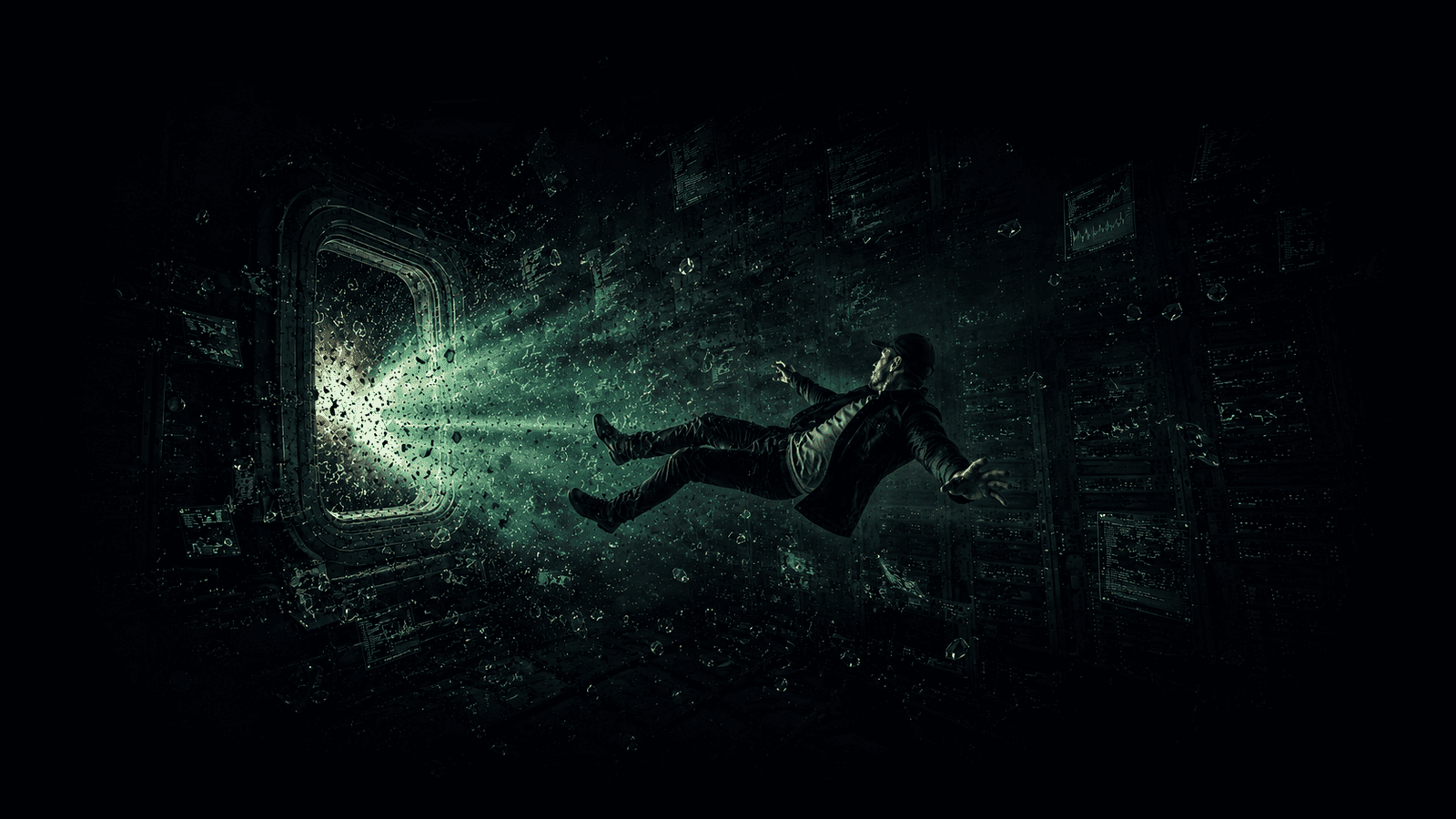 Aaron Schwägerl in dunkler Kappe und Jacke gleitet schwerelos durch eine dunkle, mit Code- und Daten-Schirmen ausgekleidete Architektur · ein grün glühender Lichtschweif bricht aus einer rund gefassten Öffnung am linken Bildrand — sinnbildhafter Eintritt in den Maschinenraum der lokalen KI